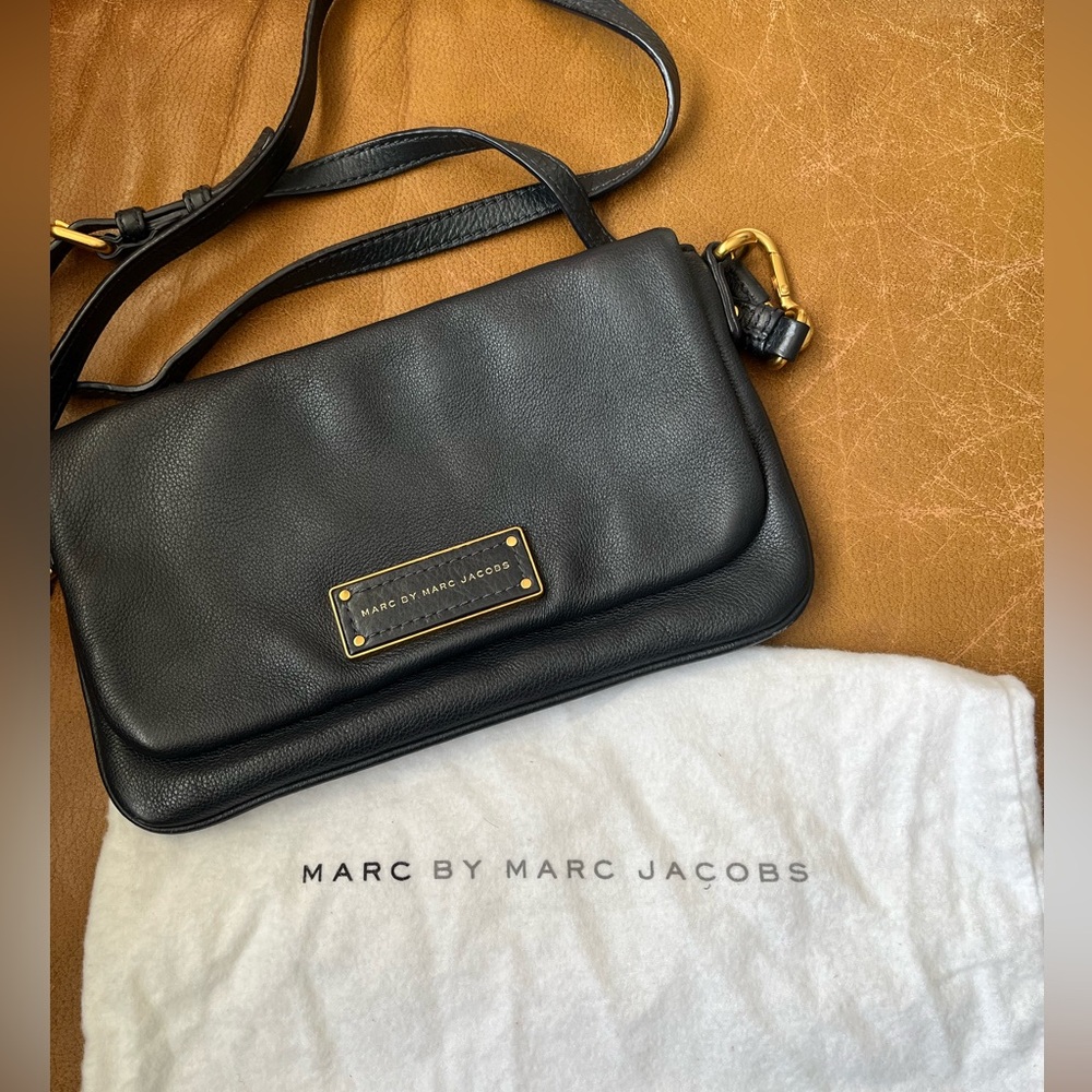 Marc by Marc Jacobs pebbled navy blue leather crossbody handbag